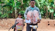 
'Cảm ơn Báo Dân Việt giúp con tôi không phải lội bộ đến trường'