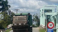 Nhiều xe vượt tải trọng chạy qua cầu 10 tấn ở TP.HCM, người dân lo sập cầu, CSGT nói gì?