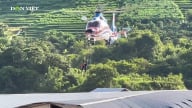 Cận cảnh trực thăng quân đội cứu 8 người dân thoát khỏi dòng nước lũ