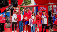  Huyền thoại Gilberto Silva gây náo loạn ở phố đi bộ Nguyễn Huệ, tâng bóng cùng Tiến Linh