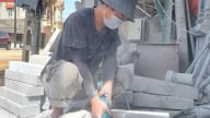 Nắng như 'đổ lửa', thợ làng nghề đá nổi tiếng Ninh Bình vẫn cặm cụi 'thổi hồn' vào đá