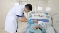 Rùng mình với ca bệnh có vết thương lớn ở cổ với nhiều 'vật thể lạ'