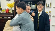 Nghệ sĩ Nhân dân Công Lý xúc động khi Nghệ sĩ Nhân dân Xuân Bắc và con trai tới thăm nhà