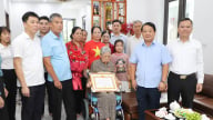 Bí thư Tỉnh ủy Tuyên Quang Hầu A Lềnh trao Huy hiệu 80 năm tuổi Đảng cho nữ đảng viên 98 tuổi
