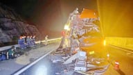 Xe khách tông đuôi xe đầu kéo trên cao tốc Phan Thiết - Dầu Giây, 2 người bị thương dập lá lách và chấn thương cột sống