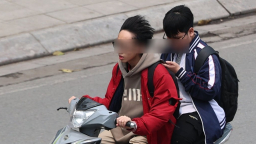 Đi xe máy phóng bạt mạng, không đội mũ bảo hiểm khiến tóc dựng đứng ở Hà Nội
