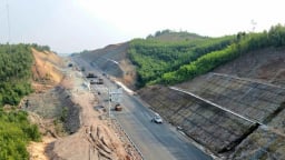 Cảnh hùng vỹ trên tuyến cao tốc Bắc Nam sắp thông xe ở Quảng Bình