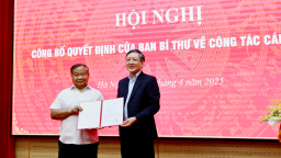 Trao quyết định nghỉ hưu trước tuổi cho 1 đồng chí Phó Chủ tịch Trung ương Hội Nông dân Việt Nam