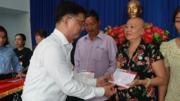 150 sổ tiết kiệm được Hội Nông dân TP HCM trao cho nông dân khó khăn, mắc bệnh