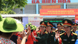 Chiến sĩ đoàn diễu binh xúc động khi được chào đón nồng nhiệt ở Đồng Nai