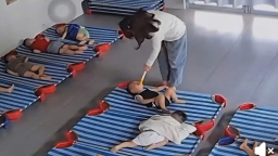 Phụ huynh phẫn nộ, đề nghị xử lý nghiêm cô trông giữ trẻ dùng cây đút vào miệng trẻ nhỏ