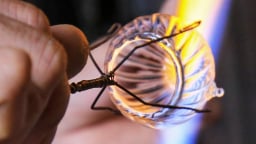 Độc đáo nghề dùng miệng thổi xuyên ống thủy tinh để tạo ra bóng đèn, cốc chén