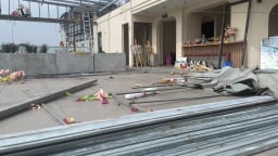 Dọn dẹp, di dời đồ đạc bên trong toà nhà Hàm Cá Mập để chuẩn bị phá dỡ