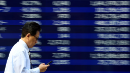 Ông Trump tấn công FED, chứng khoán, USD trượt giá mạnh