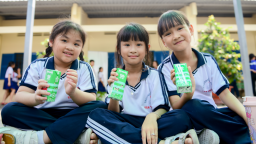 Vinamilk và Quỹ sữa Vươn cao Việt Nam dành tặng 500.000 hộp sữa đến trẻ em nhân dịp 50 năm thống nhất đất nước