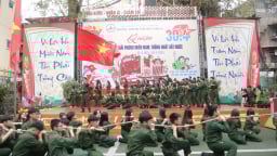 Ngày thứ Hai đầu tuần đặc biệt 'chưa từng có 'của học sinh Hà Nội