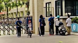 Đi học muộn, nhóm học sinh Hà Nội có một hành động khiến ai cũng khen ngợi: 'Được giáo dục tốt'