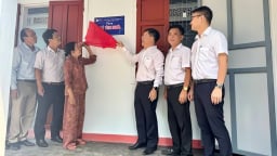 Công ty Điện lực Huế bàn giao 2 căn nhà tình nghĩa cho hộ nghèo 