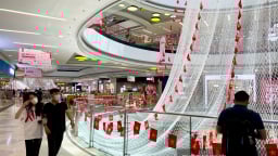 Cận cảnh lưới rào cao 6 tầng, kính chắn 1,7m ở Vạn Hạnh Mall