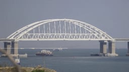 Crimea bị tấn công dữ dội, các vụ nổ rung chuyển các sân bay quân sự Nga