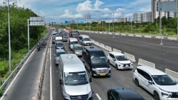 Phương tiện nối đuôi nhau di chuyển chậm tại cửa ngõ TP.HCM sau kỳ nghỉ lễ