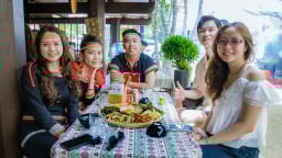 Vô làng đẹp như phim này ở Đắk Lắk, ô tô đậu hàng dài, la liệt đồ ăn ngon, lạ mắt, nhìn thôi đã tứa nước miếng rồi