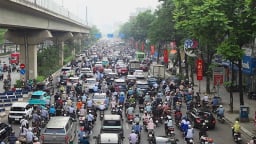 Ngày đầu đi làm sau kỳ nghỉ lễ, xe cộ ken đặc khắp đường phố Hà Nội, người dân chật vật tìm lối thoát