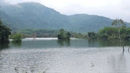 Hồ nước có view hot ở một nơi của Bình Định, mát mẻ quanh năm, đất trù phú, chùa trong hang