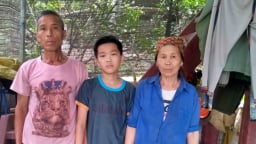 Ông gần 70 tuổi gồng mình kiếm tiền nuôi cháu ăn học