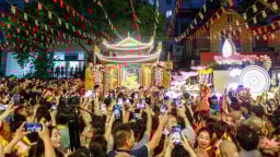 Biển người đổ về phố đi bộ hồ Gươm chiêm bái Xá Lợi Phật