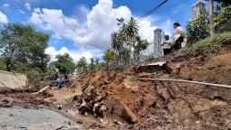 Cận cảnh tuyến đường nông thôn sạt lở nghiêm trọng tại Cần Thơ, ngó xuống ai cũng hãi