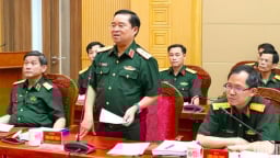 Trung tướng Trịnh Đình Thạch, Bí thư Đảng ủy, Chính ủy Quân khu 5 bàn giao chức trách để nghỉ công tác