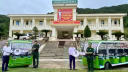 Cô Tô (Quảng Ninh): Trao tặng 2 xe điện cho quân, dân đảo Trần