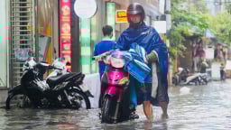 Hà Nội ngập vì mưa lớn, nhiều xe chết máy
