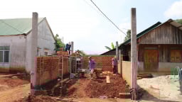 Giá cát tăng cao, nhiều hộ gia đình trong diện được xóa nhà tạm tại Đắk Nông gặp khó khăn gì?