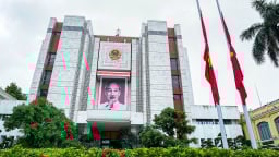 Hình ảnh cơ quan, công sở ở Hà Nội treo cờ rủ trong 2 ngày Quốc tang nguyên Chủ tịch nước Trần Đức Lương