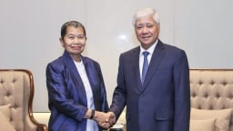 Ủy viên Bộ Chính trị, Bí thư Trung ương Đảng Đỗ Văn Chiến tiếp Đoàn đại biểu cấp cao Đảng Nhân dân Campuchia sang dự lễ quốc tang nguyên Chủ tịch nước Trần Đức Lương