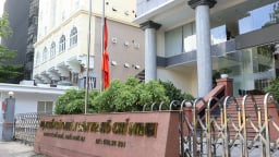 Hình ảnh các cơ quan, doanh nghiệp ở TP.HCM treo cờ rũ ngày Quốc tang nguyên Chủ tịch nước Trần Đức Lương
