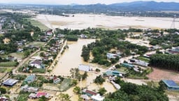 Cả làng ở Hà Tĩnh chung tay “chạy lũ”, phơi lúa giúp nhau vì ngập lụt nặng nề