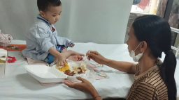 
Người mẹ nghèo gánh khoản nợ lớn vì các con liên tiếp phải nhập viện