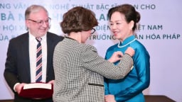 TS Ngô Phương Lan được trao Huân chương Văn học và Nghệ thuật bậc Sĩ quan của Pháp