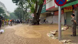 Bùn đất lại bất ngờ phun trào lên mặt đất ở Cát Linh, Hà Nội