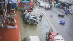 Ôtô tông liên hoàn 2 xe máy, bé 5 tuổi tử vong thương tâm