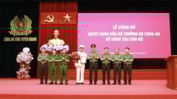 Phó Giám đốc Công an tỉnh Tuyên Quang nhận Quyết định nghỉ hưu