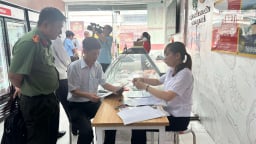 NÓNG: Công an, quản lý thị trường có mặt tại cửa hàng thực phẩm sau thông tin C.P chế biến lợn, gà bệnh 