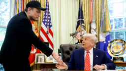 Elon Musk mắt thâm tím xuất hiện trong họp báo tại Nhà Trắng chia tay DOGE
