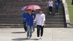 Sĩ tử Yên Bái hoàn thành hai bài thi vào lớp 10 dưới trời nắng như đổ lửa
