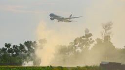Nông dân ngoại thành Hà Nội đốt rơm rạ, khói bay mù mịt “bủa vây” gần sân bay Nội Bài