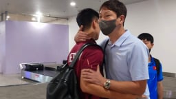 HLV Kim Sang-sik chia tay ĐT Việt Nam ngay tại sân bay
