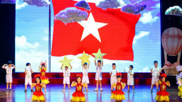 Nét hồn nhiên của các thiên thần nhỏ tỏa sáng rực rỡ bên gia đình, thầy cô trong đêm nhạc hội mùa hè